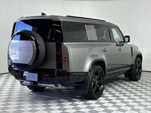 2024 Land Rover Defender P400 X-Dynamic SE
