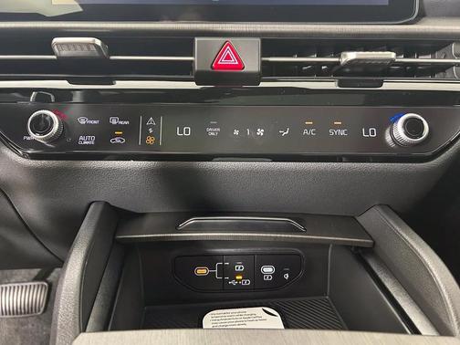 Snow White Pearl 2027 Kia Sportage X-Line
