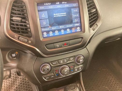 Diamond Black Crystal Pearlcoat 2019 Jeep Cherokee Trailhawk