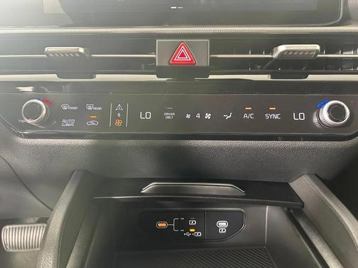 Snow White Pearl 2027 Kia Sportage SX Turbo