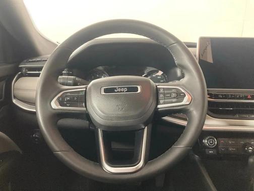 Silver Zynith Metallic Clearcoat 2025 Jeep Compass Limited