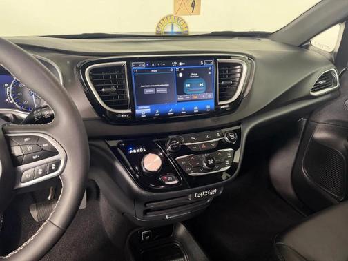 Bright White Clearcoat 2025 Chrysler Pacifica L