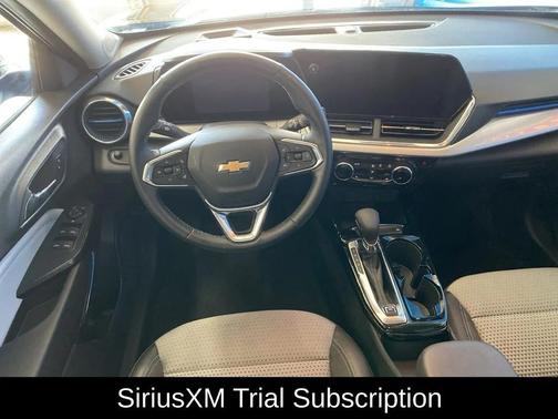 Mosaic Black Metallic 2025 Chevrolet Trax LT