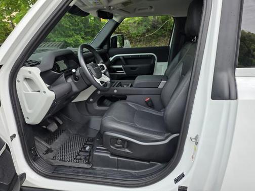 2023 Land Rover Defender 90 SE