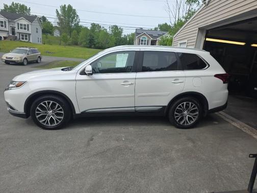 Diamond White Pearl 2018 Mitsubishi Outlander SEL S-AWC
