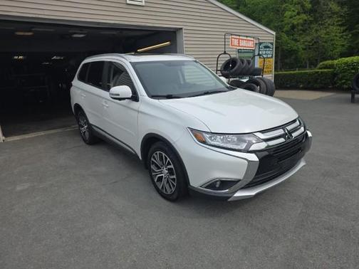 Diamond White Pearl 2018 Mitsubishi Outlander SEL S-AWC