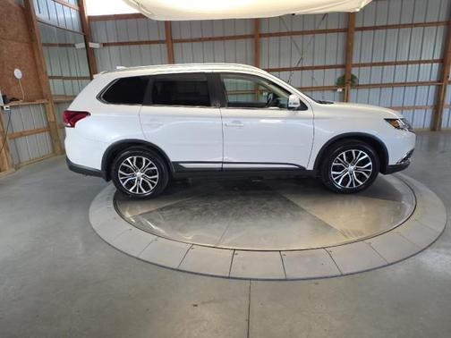 Diamond White Pearl 2018 Mitsubishi Outlander SEL S-AWC