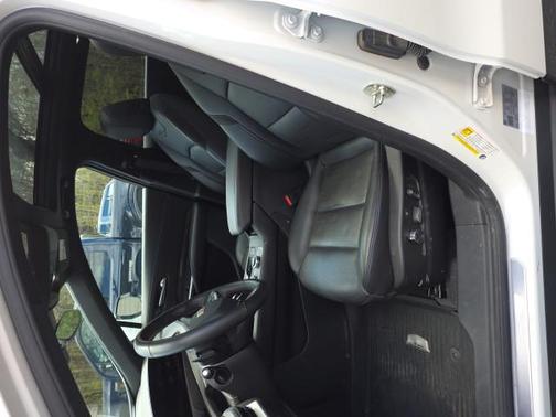 Crystal White Tricoat 2024 Cadillac XT4 Sport