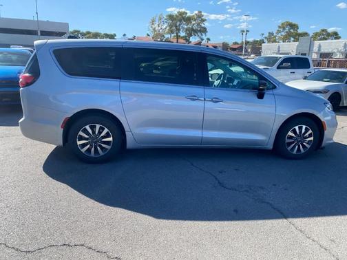 Silver Mist Clearcoat 2024 Chrysler Pacifica Hybrid Select