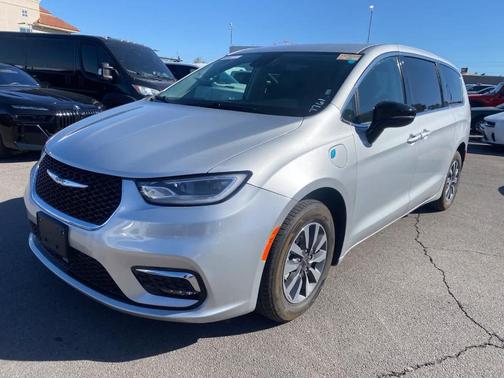 Silver Mist Clearcoat 2024 Chrysler Pacifica Hybrid Select