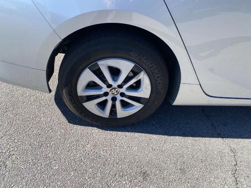 Classic Silver Metallic 2016 Toyota Prius Four