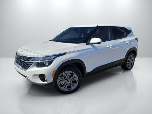 Snow White Pearl 2024 Kia Seltos LX