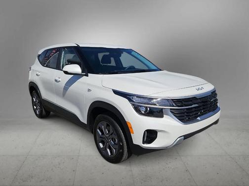 Snow White Pearl 2024 Kia Seltos LX