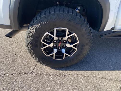 Summit White 2024 GMC Canyon AT4X