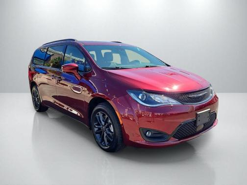 Velvet Red Pearlcoat 2020 Chrysler Pacifica Launch Edition