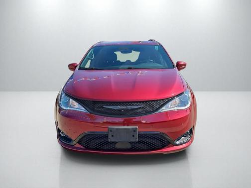 Velvet Red Pearlcoat 2020 Chrysler Pacifica Launch Edition
