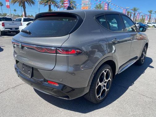 Metallic 2024 Alfa Romeo Tonale Ti