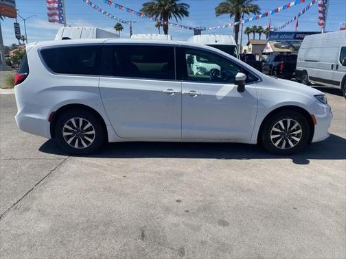 2023 Chrysler Pacifica Hybrid Touring L