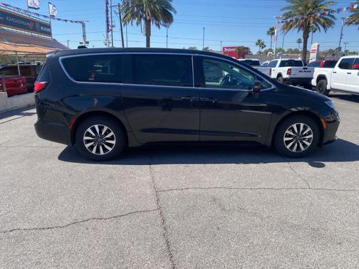 Brilliant Black Crystal Pearlcoat 2023 Chrysler Pacifica Hybrid Touring L