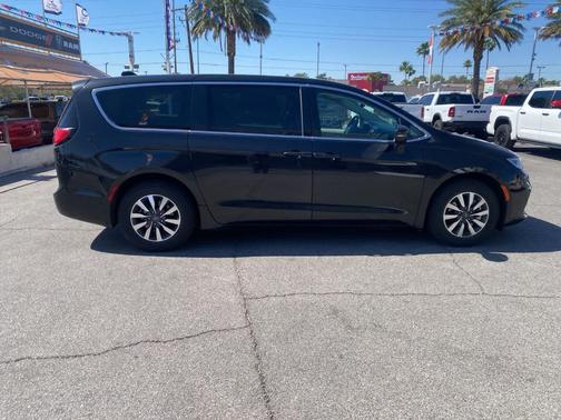 Brilliant Black Crystal Pearlcoat 2023 Chrysler Pacifica Hybrid Touring L