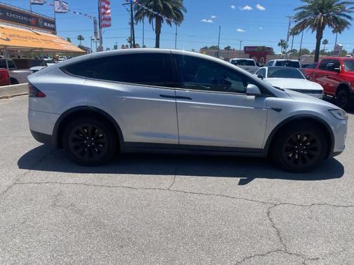 White 2018 Tesla Model X 75D