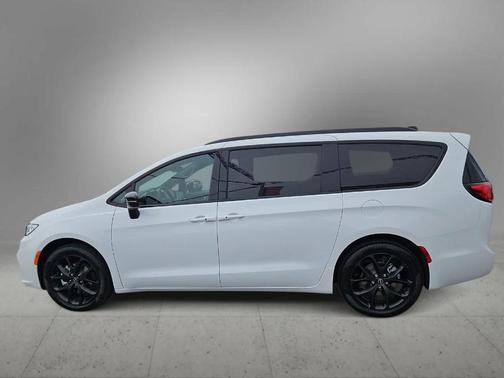 Bright White Clearcoat 2026 Chrysler Pacifica Select