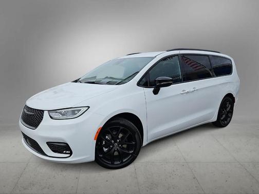 Bright White Clearcoat 2026 Chrysler Pacifica Select