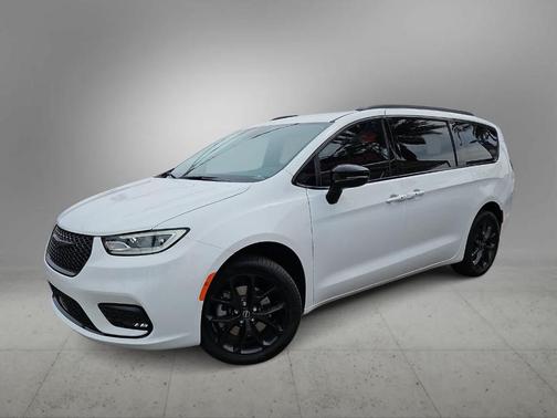 Bright White Clearcoat 2026 Chrysler Pacifica Select