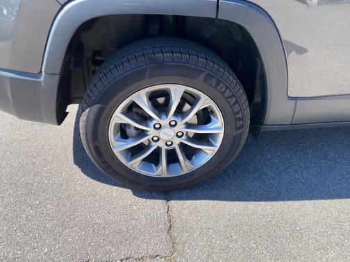 Granite Crystal Clearcoat Metallic 2020 Jeep Cherokee Latitude Plus