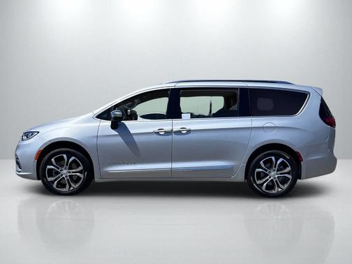 Silver Mist Clearcoat 2026 Chrysler Pacifica Pinnacle