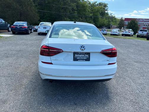 Pure White 2018 Volkswagen Passat 2.0T SE