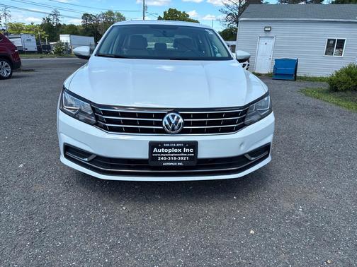 Pure White 2018 Volkswagen Passat 2.0T SE