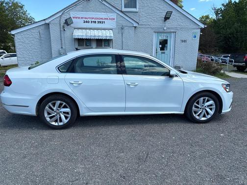 Pure White 2018 Volkswagen Passat 2.0T SE