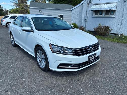 Pure White 2018 Volkswagen Passat 2.0T SE