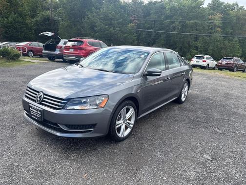 2014 Volkswagen Passat 1.8T Auto SE w/Sunroof & Nav