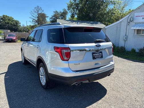 Ingot Silver Metallic 2018 Ford Explorer XLT