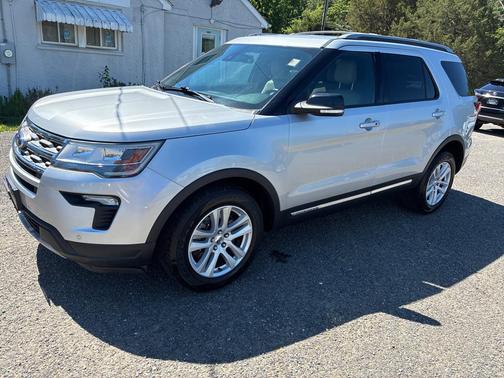 Ingot Silver Metallic 2018 Ford Explorer XLT