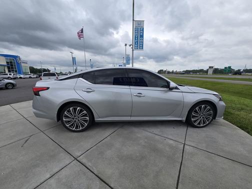 Brilliant Silver Metallic 2023 Nissan Altima 2.5 SL