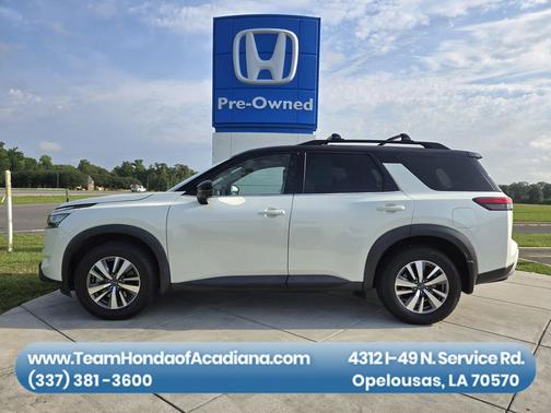 Pearl White Tricoat/Super Black 2023 Nissan Pathfinder SL FWD