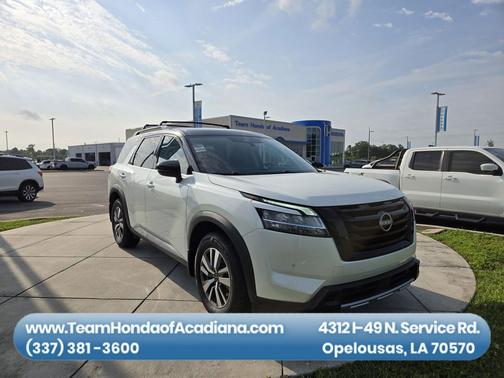 Pearl White Tricoat/Super Black 2023 Nissan Pathfinder SL FWD