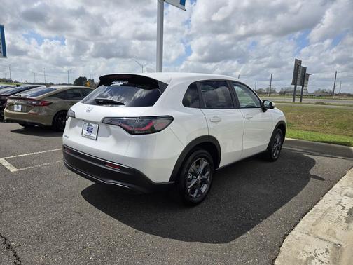 Platinum White Pearl 2026 Honda HR-V LX