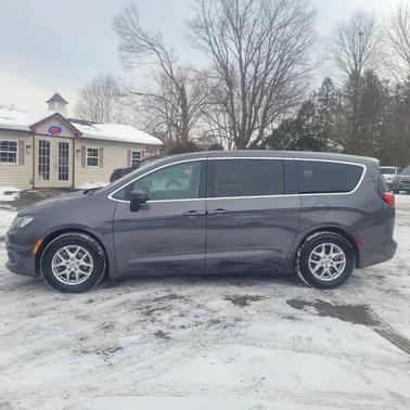 2022 Chrysler Voyager LX