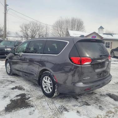 2022 Chrysler Voyager LX