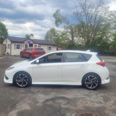 Blizzard Pearl 2017 Toyota Corolla iM Base