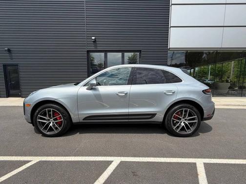 Dolomite Silver Metallic 2022 Porsche Macan
