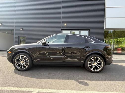 Jet Black Metallic 2022 Porsche Cayenne