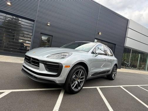 Dolomite Silver Metallic 2026 Porsche Macan