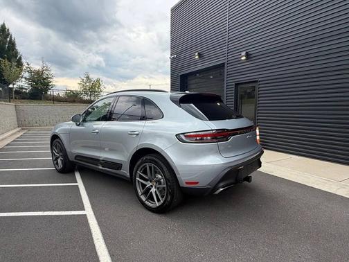 Dolomite Silver Metallic 2026 Porsche Macan