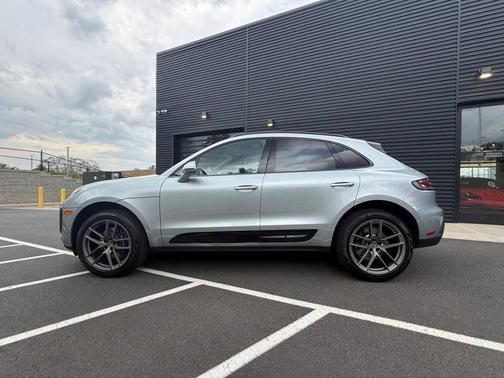 Dolomite Silver Metallic 2026 Porsche Macan