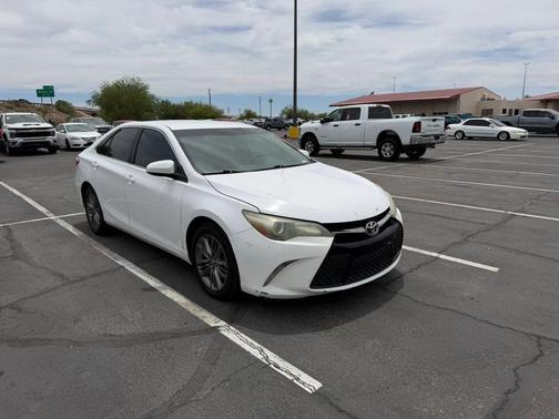 Super White 2015 Toyota Camry SE